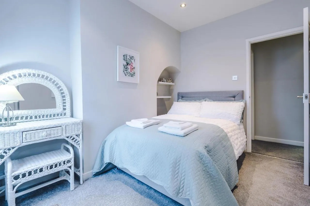 Quaint 2 Bedroom Chester City Cottage Holiday home