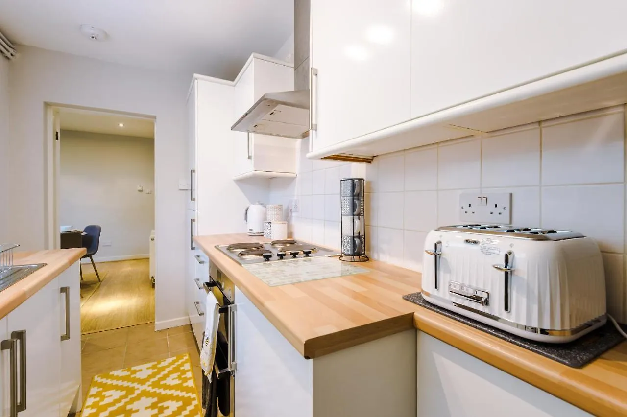 Quaint 2 Bedroom Chester City Cottage 0*,