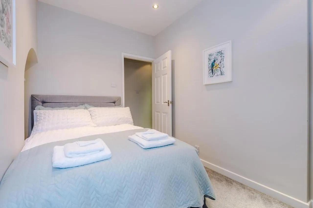 Quaint 2 Bedroom Chester City Cottage